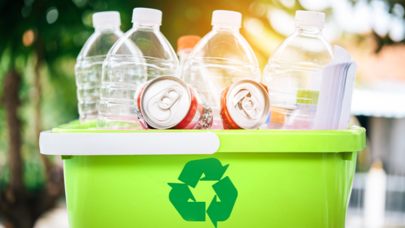 A reciclagem vira expressão artística nas atividades conduzidas por Lina Rosa Gomes Vieira da Silva.
