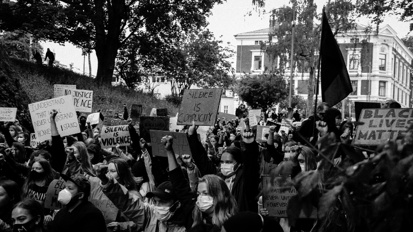 Apesar dos avanços legislativos, ainda existem lacunas na proteção contra a violência política de gênero, aponta Márcio Coutinho.