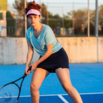 Teciomar Ábila ensina como dominar saque, forehand e backhand para se destacar na quadra de tênis.