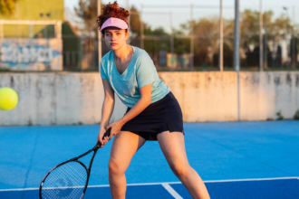 Teciomar Ábila ensina como dominar saque, forehand e backhand para se destacar na quadra de tênis.