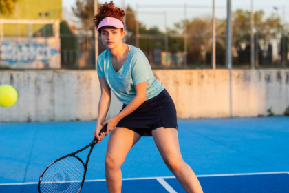 Teciomar Ábila ensina como dominar saque, forehand e backhand para se destacar na quadra de tênis.