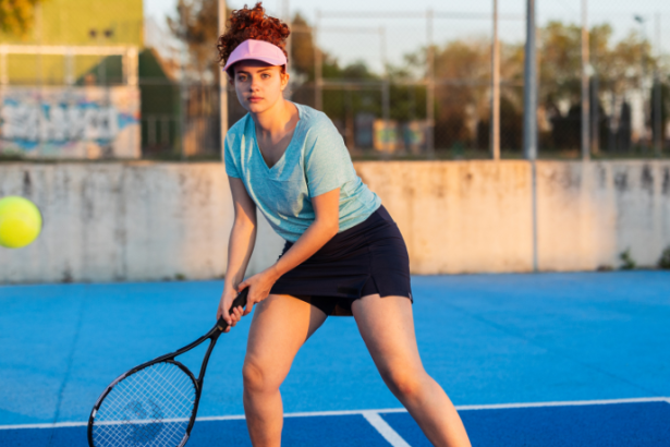 Teciomar Ábila ensina como dominar saque, forehand e backhand para se destacar na quadra de tênis.