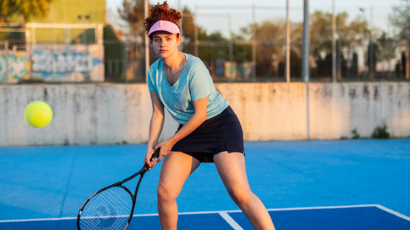 Teciomar Ábila ensina como dominar saque, forehand e backhand para se destacar na quadra de tênis.