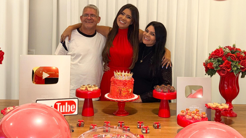 Jaque Sobrinho e Non Stop unem fé e alegria em comemoração aos 10 anos de canal.