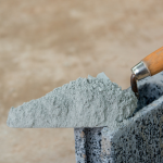 Valderci Malagosini Machado analisa como os artefatos de cimento contribuem para a redução de impactos ambientais na construção.