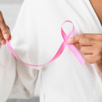 Vinicius Tadeu Sattin Rodrigues analisa como a avaliação clínica integrada fortalece o rastreamento mamográfico e a prevenção do câncer de mama.