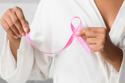 Vinicius Tadeu Sattin Rodrigues analisa como a avaliação clínica integrada fortalece o rastreamento mamográfico e a prevenção do câncer de mama.