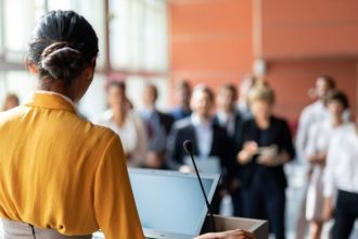 A desvalorização da mulher na política e o desafio de conquistar espaço por mérito no cenário brasileiro
