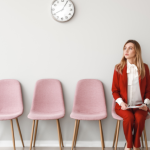 Emprego feminino cresce 11%, mas diferença salarial entre homens e mulheres segue praticamente igual