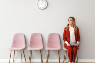 Emprego feminino cresce 11%, mas diferença salarial entre homens e mulheres segue praticamente igual