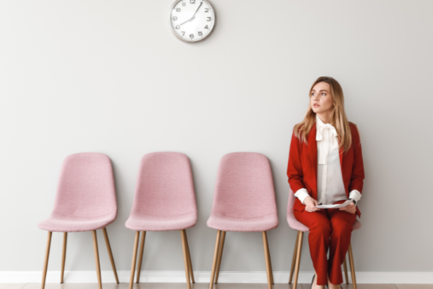Emprego feminino cresce 11%, mas diferença salarial entre homens e mulheres segue praticamente igual