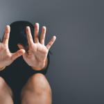 Agosto Lilás ganha força no Brasil e reacende debate sobre violência contra a mulher: o que mudou em 20 anos