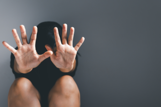 Agosto Lilás ganha força no Brasil e reacende debate sobre violência contra a mulher: o que mudou em 20 anos