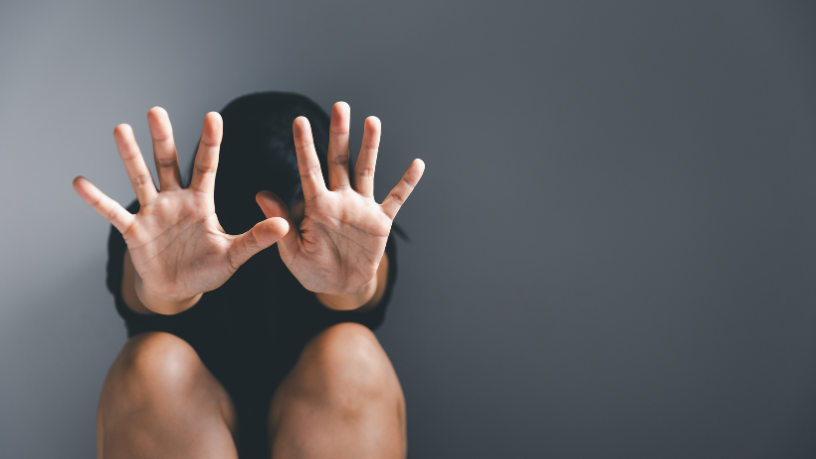 Agosto Lilás ganha força no Brasil e reacende debate sobre violência contra a mulher: o que mudou em 20 anos