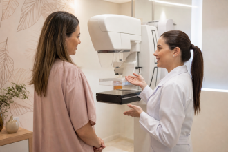 Mulher realiza exame de mamografia digital em clínica de saúde